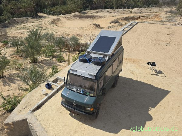 Wohnmobil mit aufgeklebtem Solarmodul auf dem Aufstelldach