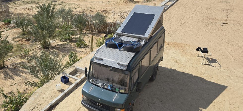 Wohnmobil mit aufgeklebtem Solarmodul auf dem Aufstelldach