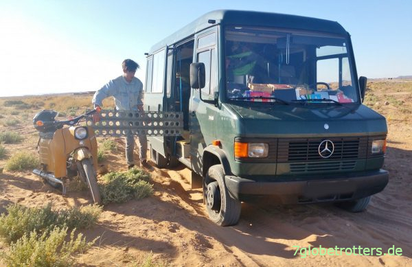 Wüstenpisten im originalen Mercedes 711D Wüstenpisten im originalen Mercedes 711D