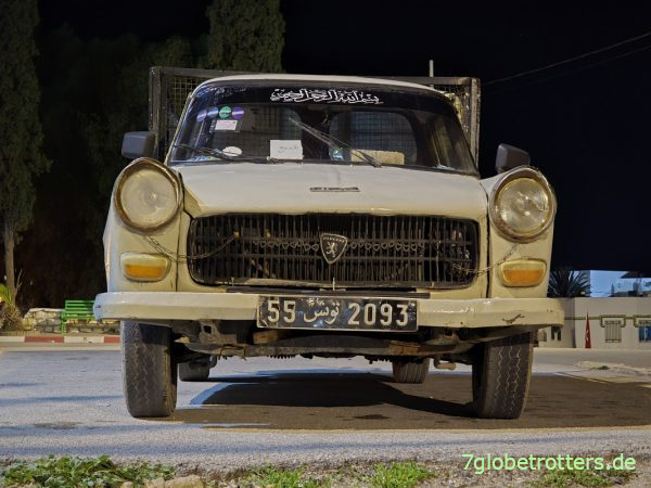 Peugeot 404 Pickup in der Medina von El Kef