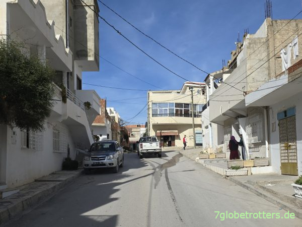 Hinter der Polizeieskorte in El Kef
