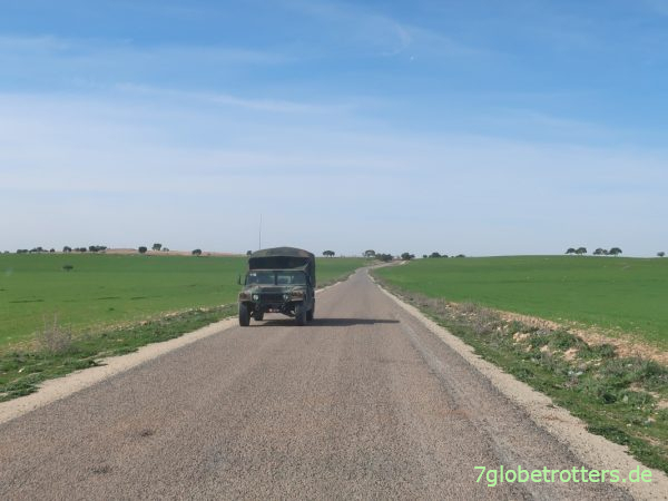 Tunesischer Humvee auf der Straße zum Hammam Mellegue