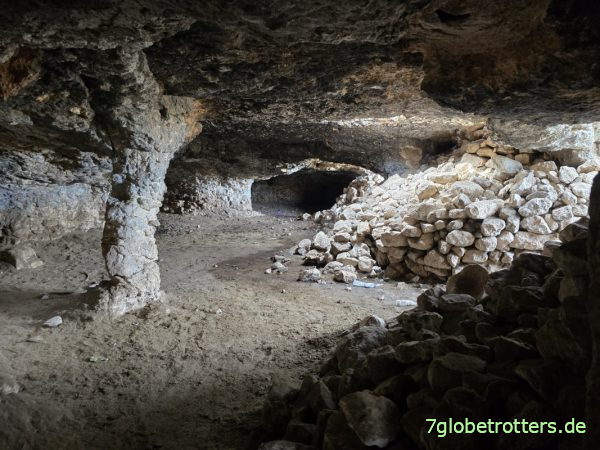 Höhlen unter dem Plateau des Table de Jugurtha