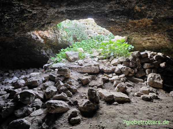 Höhlen unter dem Plateau des Table de Jugurtha