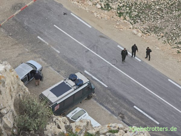 Mercedes 711 und Polizeieskorte am Table de Jugurtha