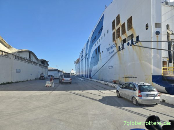 Ausschiffen aus der Fähre Sirio in Tunis