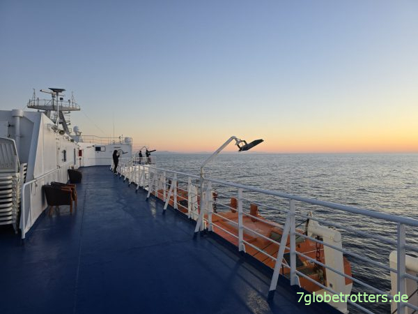Blick von der Fähre Genua-Tunis auf das 70 km entfernt Korsika Blick von der Fähre Genua-Tunis auf das 70 km entfernt Korsika