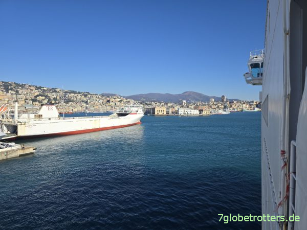 Blick von der Fähre Genua-Tunis auf den Hafen Genua Blick von der Fähre Genua-Tunis auf den Hafen Genua