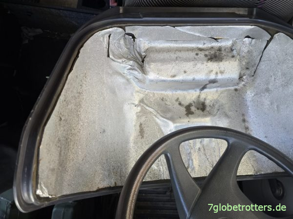 Diesel an der Motorabdeckung Mercedes 711