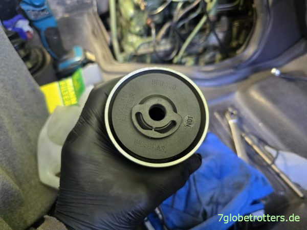 Dieselfilter ins Gehäuse einsetzen