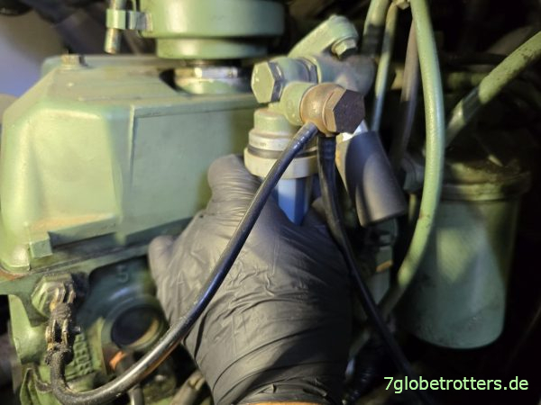 Dieselvorfilter prüfen am Dieselmotor OM 364A Dieselvorfilter prüfen am Dieselmotor OM 364A