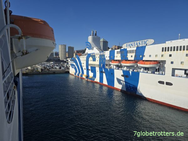 GNV-Autofähre im Hafen Genua, Italien