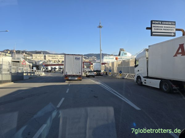 Hafeneingang zur Fähre Genua-Tunis Hafeneingang zur Fähre Genua-Tunis