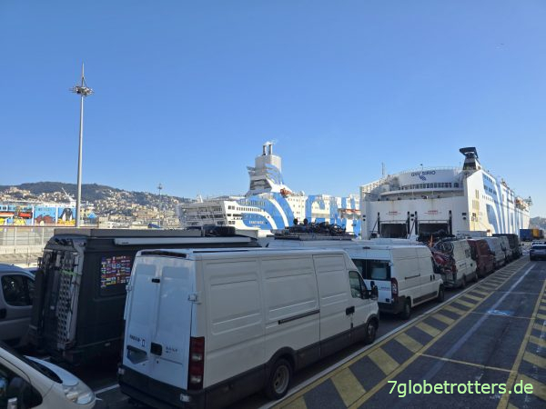 Warteschlange an der GNV-Fähre Genua-Tunis Warteschlange an der GNV-Fähre Genua-Tunis