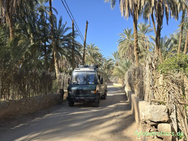 Mercedes 711 in der Bergoase von Mides