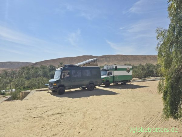 2 Mercedes 711D am Mides Family Resto in Tunesien 2 Mercedes 711D am Mides Family Resto in Tunesien
