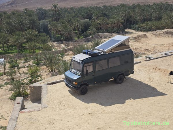 Autarker Mercedes 711D auf dem Family Camp Mides Tunesien Autarker Mercedes 711D auf dem Family Camp Mides Tunesien