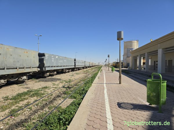 Phosphatzüge im Bahnhof des Lezard Rouge in Métlaoui
