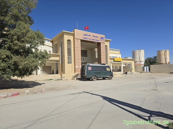 Mercedes 711 am Bahnhof des Lezard Rouge in Métlaoui