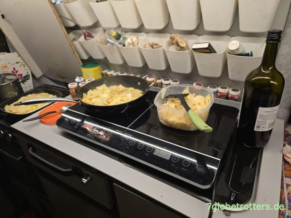 Kochen mit der Induktionsplatte an der Runhood Akkubox Kochen mit der Induktionsplatte an der Runhood Akkubox