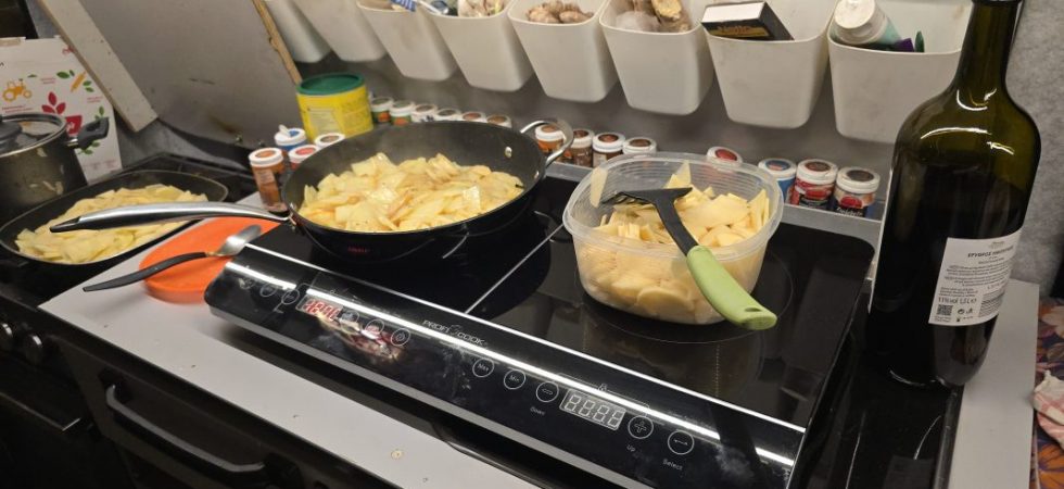 Kochen mit der Induktionsplatte an der Runhood Akkubox