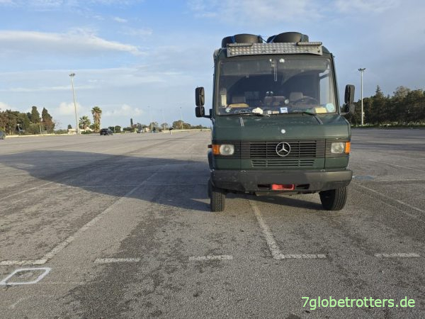 Mercedes 711D auf dem Großparkplatz Karthago Tunesien