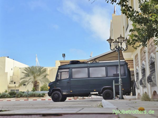 Mercedes 711D auf dem Hotelstellplatz in Gafsa, Tunesien Mercedes 711D auf dem Hotelstellplatz in Gafsa, Tunesien