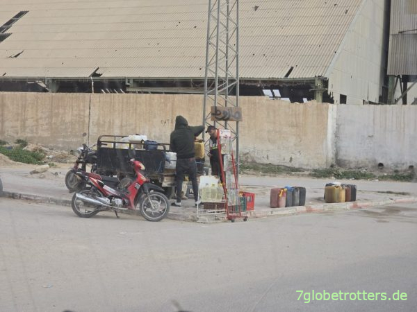 Straßenverkauf von algerischem Diesel in Tunesien
