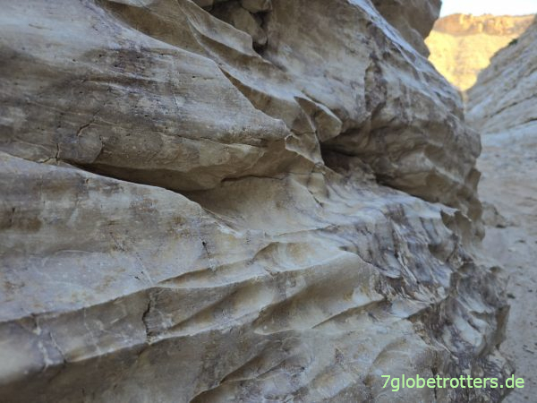 Windschliff in der Schlucht der Bergoase Midès