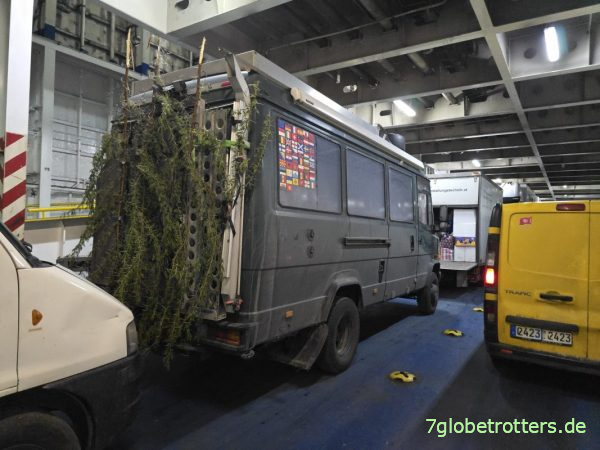 2330 Uhr steht der Mercedes 711D in Tunis auf der Fähre