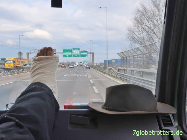 Beifahrer mit Gipsfuß in Mailand, Italien Beifahrer mit Gipsfuß in Mailand, Italien