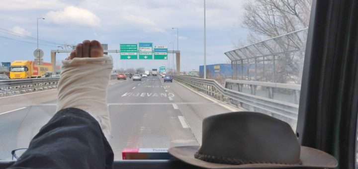 Beifahrer mit Gipsfuß in Mailand, Italien