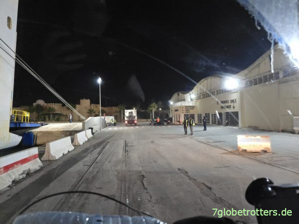 Letzte Meter vor der Fähre im Hafen Tunis