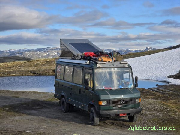 Mercedes 711 als Wohnmobil mit Solaranlage auf dem Aufstelldach Mercedes 711 als Wohnmobil mit Solaranlage auf dem Aufstelldach