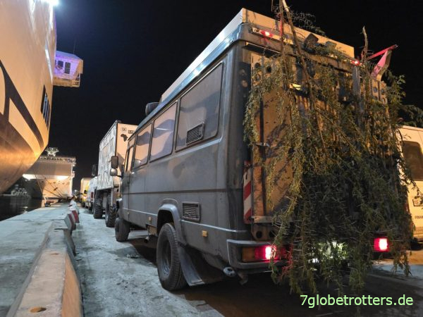 Mercedes 711D an der Fähre im Hafen Tunis
