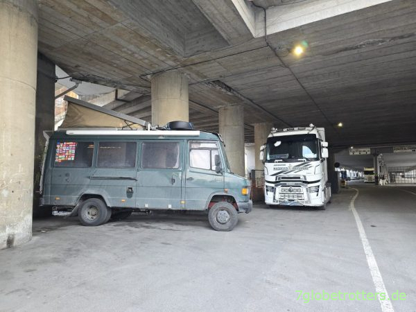 Übernachtung Mercedes 711D im Hafen Genua Italien Übernachtung Mercedes 711D im Hafen Genua Italien