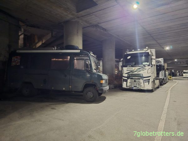 Übernachtung mit Mercedes 711D im Hafen Genua