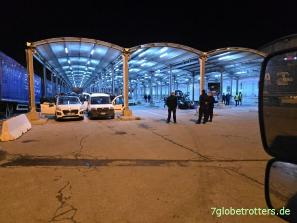 Zollhof bei der Ausreise aus Tunesien