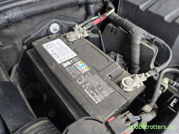 7 Jahre alte, originale Batterie im Jeep Wrangler JK 7 Jahre alte, originale Batterie im Jeep Wrangler JK
