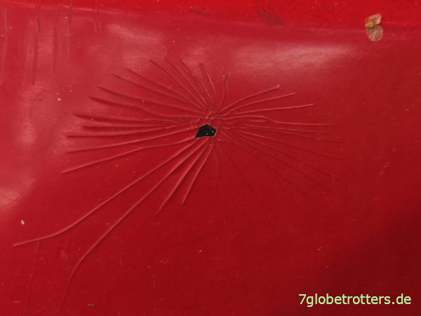 Abgeplatzter Lack am marrakesch-roten Seitendeckel der BMW R 100 GS