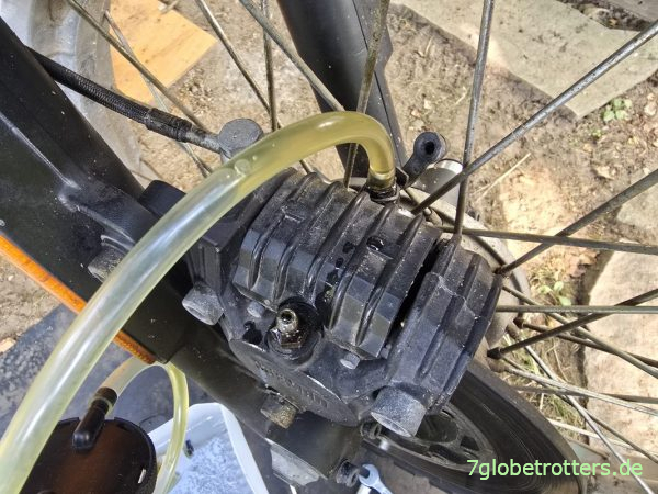 Bremsflüssigkeit über das innere Entlüftungsventil der BMW R 100 GS wechseln Bremsflüssigkeit über das innere Entlüftungsventil der BMW R 100 GS wechseln