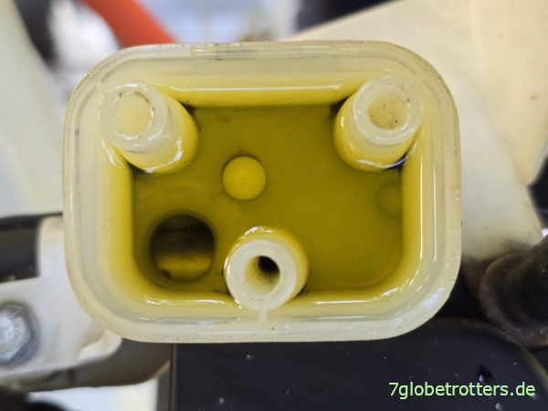 Bremsflüssigkeitsbehälter BMW R 100 GS nach dem Wechseln der Bremsflüssigkeit Bremsflüssigkeitsbehälter BMW R 100 GS nach dem Wechseln der Bremsflüssigkeit