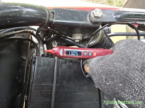 Donnerstag, 16-19 Uhr, Spannung Batterie mit Motometer Quarzuhr