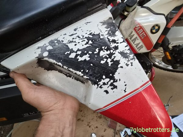 Durch zu grobes Schleifpapier zerkratzter Seitendeckel