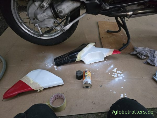 Lackieren der Seitendeckel BMW R 100 GS mit weißer Sprühfolie
