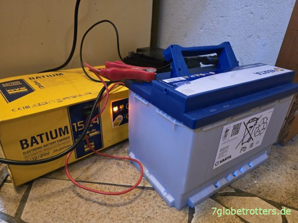 Laden der Batterie vor dem Einbau im Wrangler Laden der Batterie vor dem Einbau im Wrangler