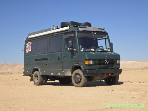 Mercedes 711D mit 2 zusätzlichen Ersatzreifen in Tunesien Mercedes 711D mit 2 zusätzlichen Ersatzreifen in Tunesien