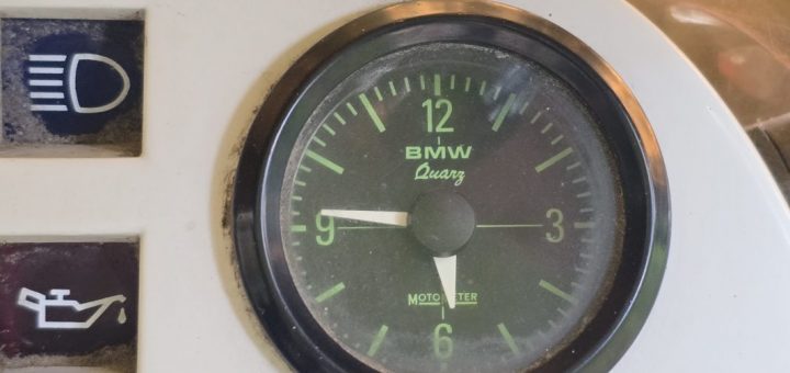 Original Motometer Quarzuhr in der BMW R100GS
