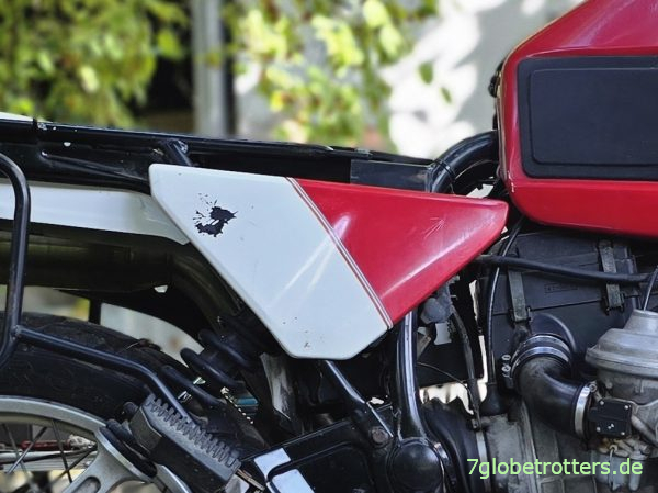 Patina am rot-weißen Seitendeckel der BMW R 100 GS