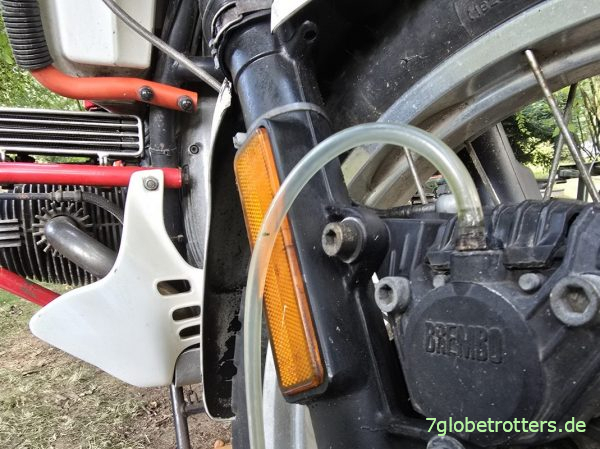 Schlauch der Saugpumpe auf das äußere Entlüftungsventil aufsetzen Schlauch der Saugpumpe auf das äußere Entlüftungsventil aufsetzen